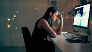 Burnout. Cansaço no trabalho. Sobrecarga.